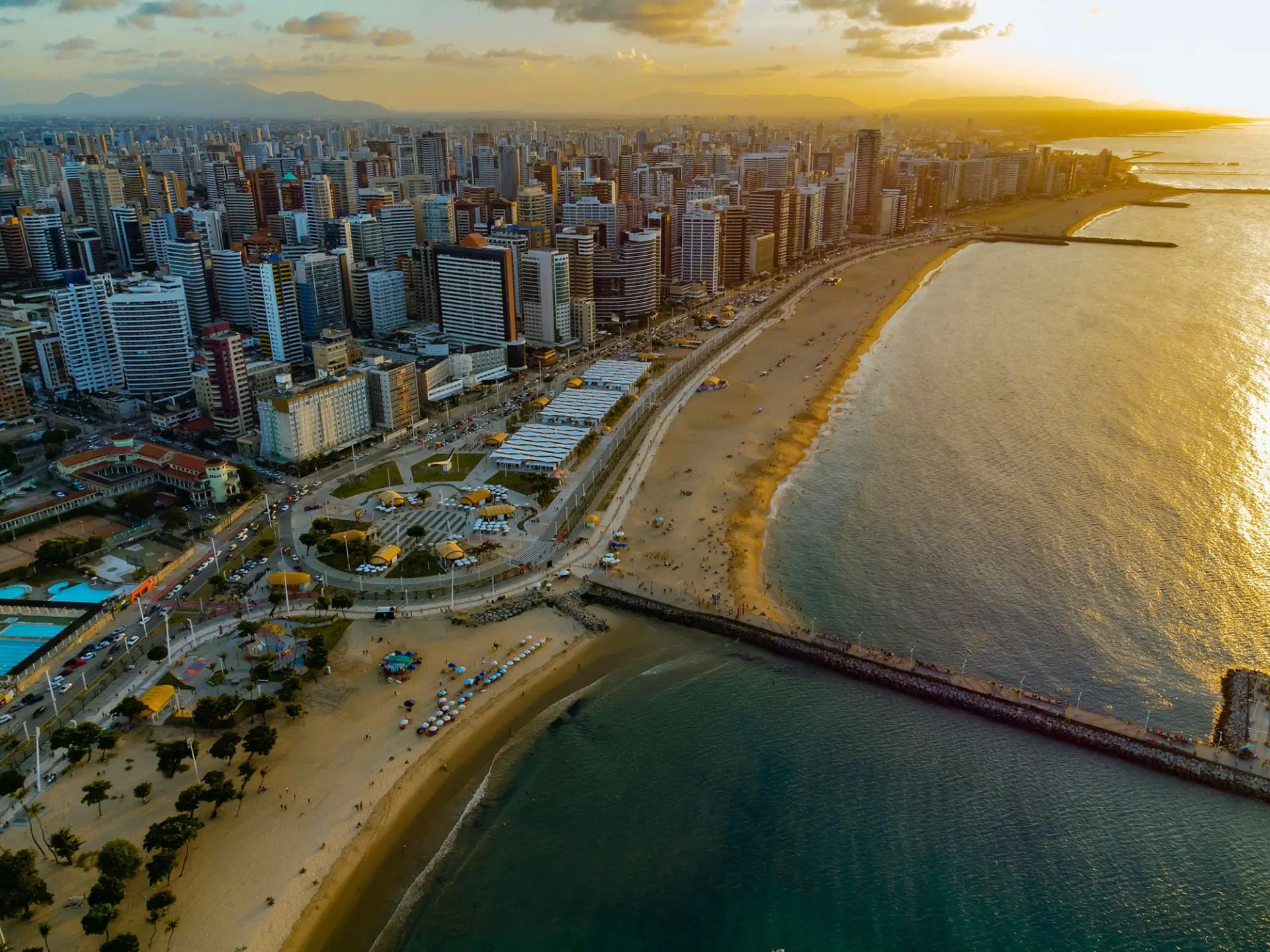 Vista aérea da orla de Fortaleza, mercado de atuação da Elevooh