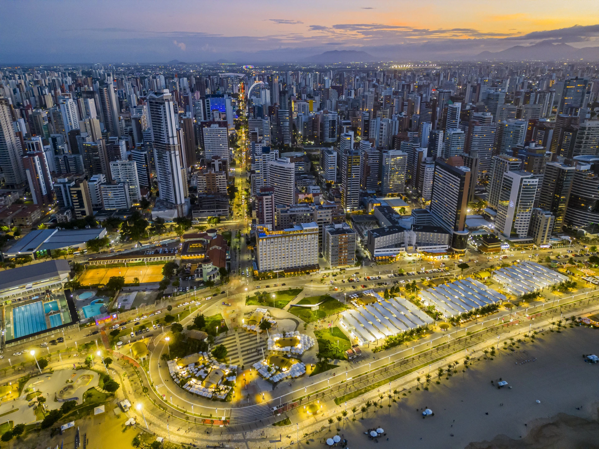 Fortaleza vista do alto ao anoitecer